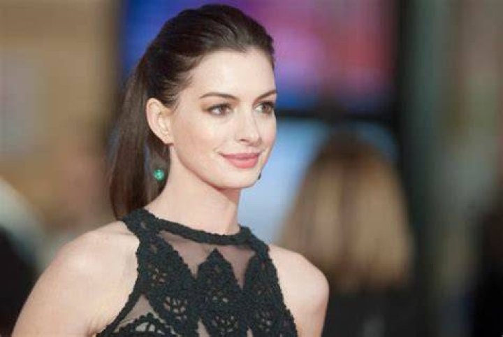 Anne Hathaway Age, Net Worth, Husband, Family, Height and Biography